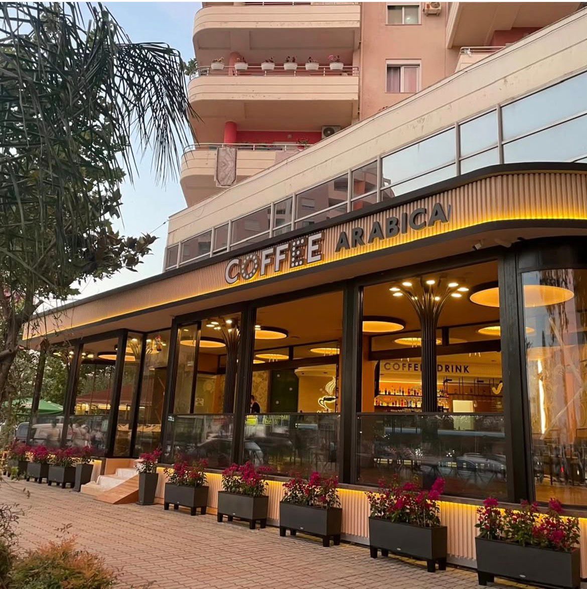 Mëngjesi perfekt — kafe, briosh dhe diell